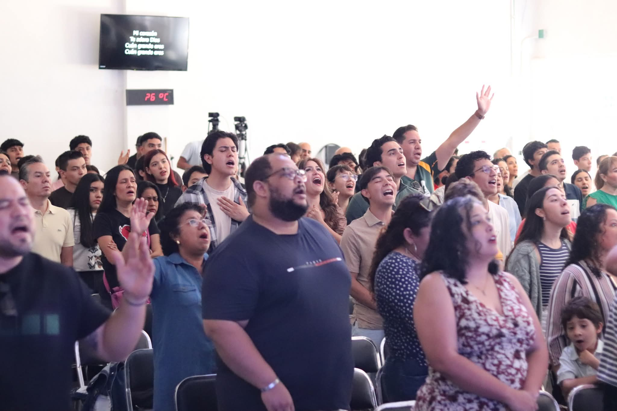 Grupo de mujeres sonriendo y posando